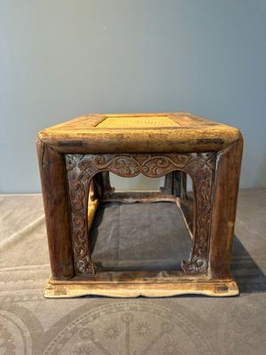 A Chinese rectangular huanghuali wooden stool with 'chilong' design, 17/18th C. — photo 4