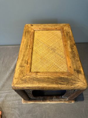 A Chinese rectangular huanghuali wooden stool with 'chilong' design, 17/18th C. — photo 5