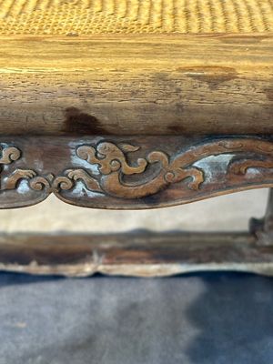 A Chinese rectangular huanghuali wooden stool with 'chilong' design, 17/18th C. — photo 6