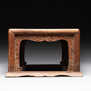 A Chinese rectangular huanghuali wooden stool with 'chilong' design, 17/18th C. — photo 2
