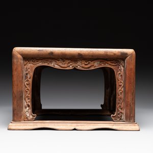 A Chinese rectangular huanghuali wooden stool with 'chilong' design, 17/18th C. — photo 3