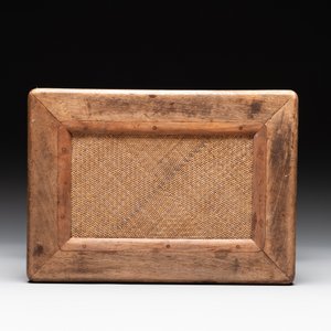 A Chinese rectangular huanghuali wooden stool with 'chilong' design, 17/18th C. — photo 4