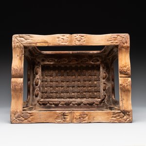 A Chinese rectangular huanghuali wooden stool with 'chilong' design, 17/18th C. — photo 5
