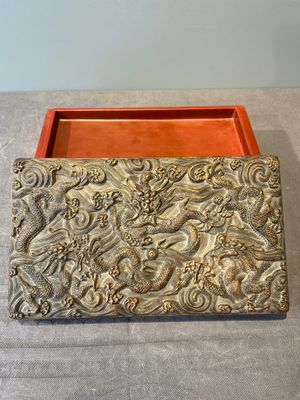 A Chinese rectangular silver-inlaid zitan wood 'dragon' box and cover, 17/18th C. — 照片 1