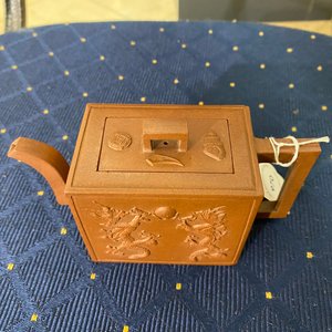 A Chinese rectangular Yixing stoneware 'dragon' teapot, seal mark, Kangxi — 照片 17