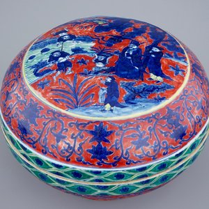 A Chinese red and blue ground bowl and cover, 19/20th C. — 照片 1