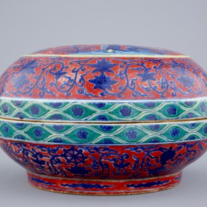 A Chinese red and blue ground bowl and cover, 19/20th C. — 照片 2