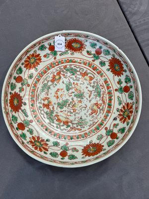 A Chinese red-and-green-enamelled 'chrysanthemum scroll' dish, Ming — 照片 1