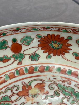 A Chinese red-and-green-enamelled 'chrysanthemum scroll' dish, Ming — 照片 2