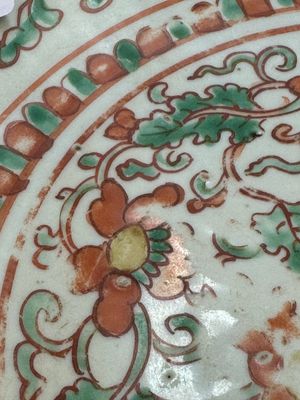 A Chinese red-and-green-enamelled 'chrysanthemum scroll' dish, Ming — 照片 3