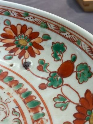 A Chinese red-and-green-enamelled 'chrysanthemum scroll' dish, Ming — 照片 4