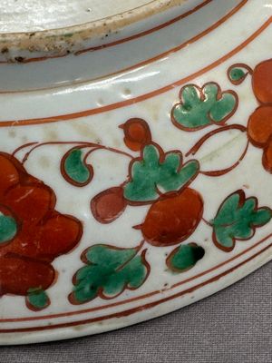 A Chinese red-and-green-enamelled 'chrysanthemum scroll' dish, Ming — 照片 8
