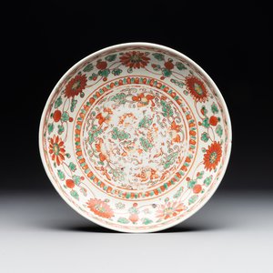 A Chinese red-and-green-enamelled 'chrysanthemum scroll' dish, Ming — 照片 1