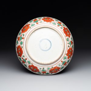 A Chinese red-and-green-enamelled 'chrysanthemum scroll' dish, Ming — 照片 2