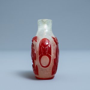 A Chinese red and white overlay glass snuff bottle, 18th C — 照片 4