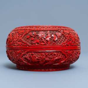 A Chinese red cinnabar lacquer box and cover, 19th C. — photo 3