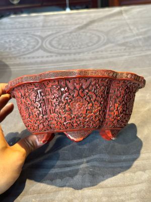 A Chinese red cinnabar lacquer jardiniere with floral design, Yongzheng/Qianlong — foto 2