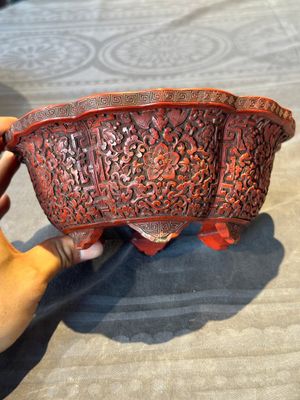 A Chinese red cinnabar lacquer jardiniere with floral design, Yongzheng/Qianlong — foto 4
