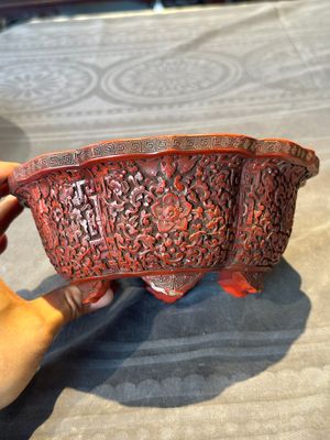 A Chinese red cinnabar lacquer jardiniere with floral design, Yongzheng/Qianlong — foto 5