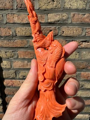 A Chinese red coral figure of a fisherman on wooden stand, 19/20th C. — photo 7