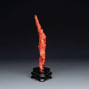 A Chinese red coral figure of a fisherman on wooden stand, 19/20th C. — photo 4