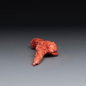 A Chinese red coral figure of a fisherman on wooden stand, 19/20th C. — photo 5