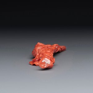 A Chinese red coral figure of a fisherman on wooden stand, 19/20th C. — photo 6