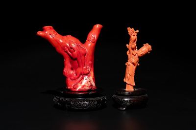 A Chinese red coral figure of a lady on wooden stand and a coral chilong carving, 19/20th C.