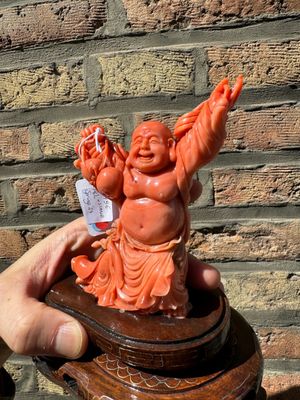 A Chinese red coral figure of a laughing Buddha on wooden stand, 19/20th C. — 照片 2