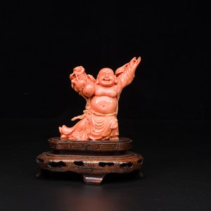 A Chinese red coral figure of a laughing Buddha on wooden stand, 19/20th C. — 照片 1
