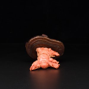 A Chinese red coral figure of a laughing Buddha on wooden stand, 19/20th C. — 照片 5