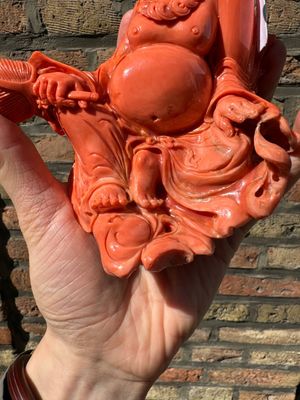 A Chinese red coral figure of a laughing Buddha on wooden stand, 19/20th C. — 照片 4
