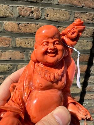 A Chinese red coral figure of a laughing Buddha on wooden stand, 19/20th C. — 照片 9