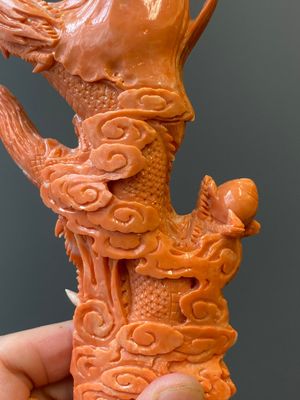 A Chinese red coral figure of a standing Bodhisattva with two dragons, 19/20th C. — 照片 14