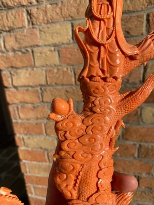 A Chinese red coral figure of a standing Bodhisattva with two dragons, 19/20th C. — 照片 20