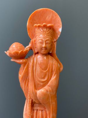 A Chinese red coral figure of a standing Bodhisattva with two dragons, 19/20th C. — 照片 5