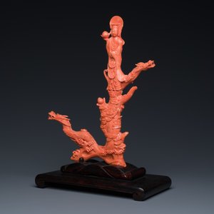 A Chinese red coral figure of a standing Bodhisattva with two dragons, 19/20th C. — 照片 2