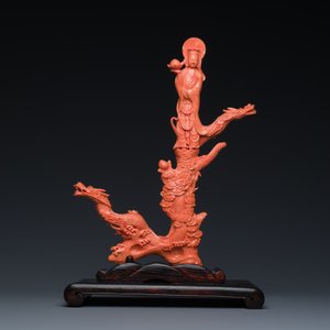 A Chinese red coral figure of a standing Bodhisattva with two dragons, 19/20th C. — 照片 3