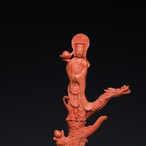 A Chinese red coral figure of a standing Bodhisattva with two dragons, 19/20th C. — 照片 7