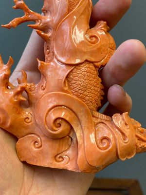 A Chinese red coral figure of a standing Guanyin with a dragon, 19/20th C. — 照片 12