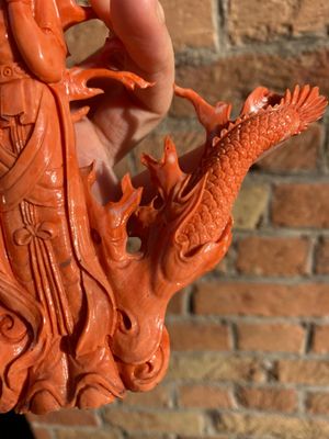 A Chinese red coral figure of a standing Guanyin with a dragon, 19/20th C. — 照片 18