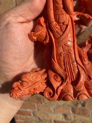 A Chinese red coral figure of a standing Guanyin with a dragon, 19/20th C. — 照片 19