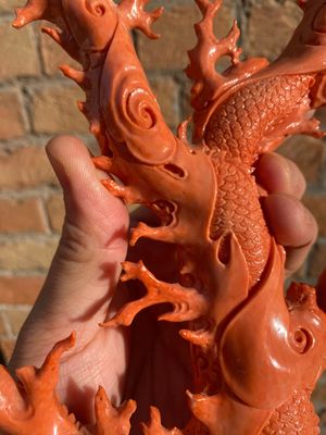 A Chinese red coral figure of a standing Guanyin with a dragon, 19/20th C. — 照片 24