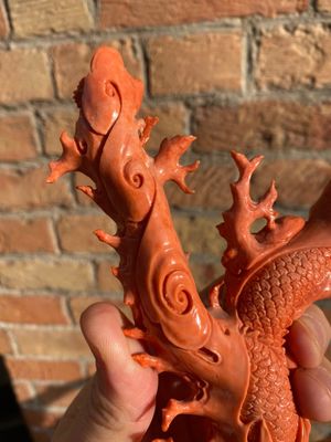 A Chinese red coral figure of a standing Guanyin with a dragon, 19/20th C. — 照片 25