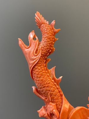 A Chinese red coral figure of a standing Guanyin with a dragon, 19/20th C. — 照片 7