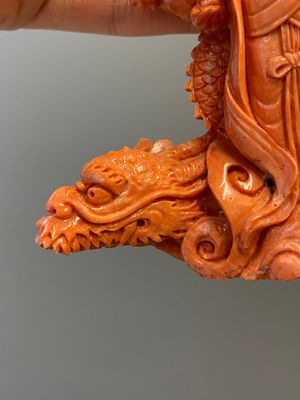 A Chinese red coral figure of a standing Guanyin with a dragon, 19/20th C. — 照片 8
