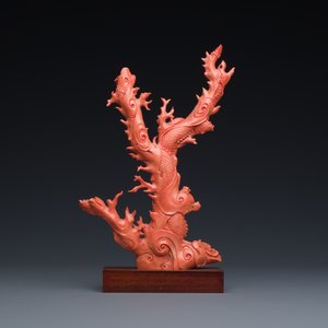 A Chinese red coral figure of a standing Guanyin with a dragon, 19/20th C. — 照片 4