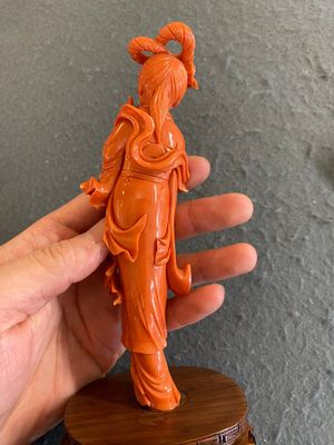 A Chinese red coral figure of a standing lady, 19/20th C. — photo 2
