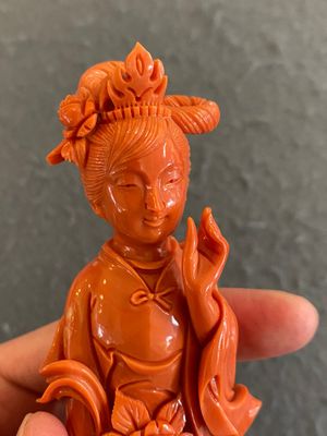 A Chinese red coral figure of a standing lady, 19/20th C. — photo 4