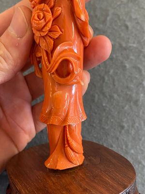 A Chinese red coral figure of a standing lady, 19/20th C. — photo 6